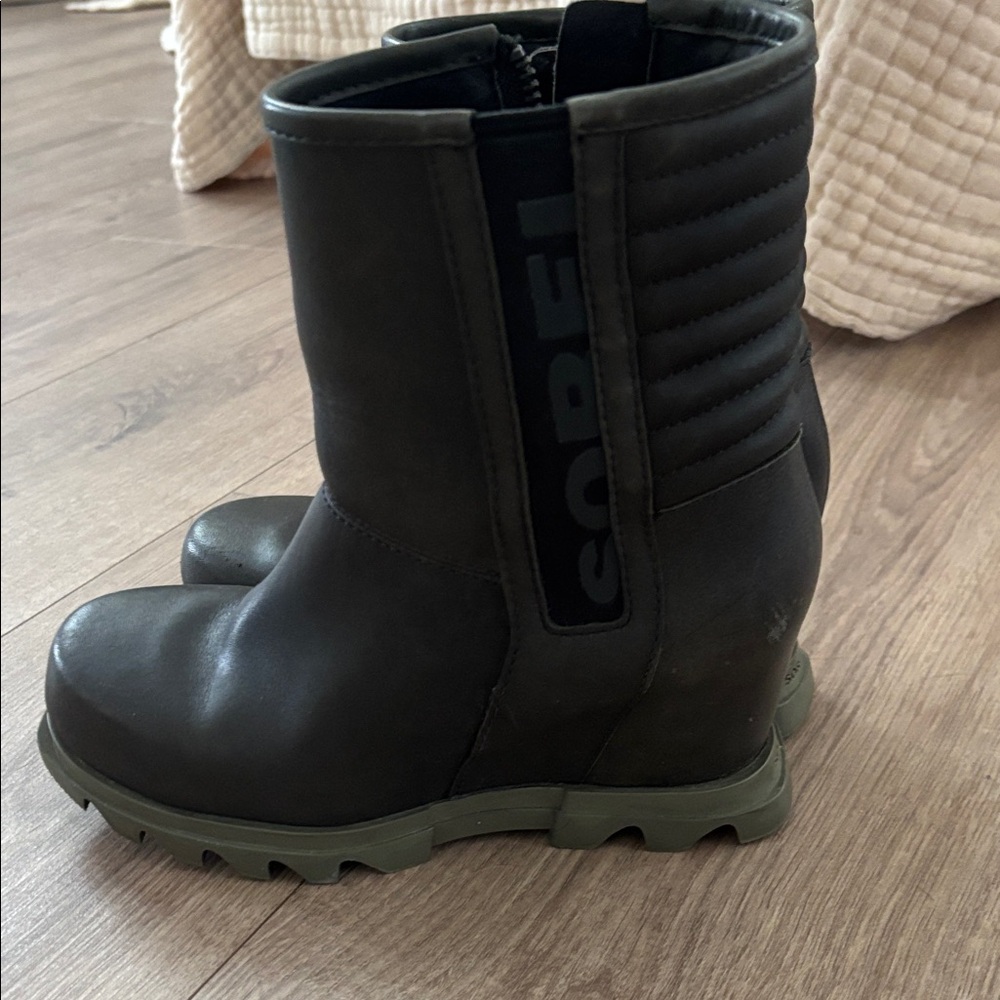 Sorel Dark Green Boots with Olive Soles